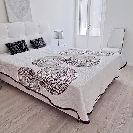 Casa Bianca - 2 Bedroom Design Apartment Триест Екстериор снимка