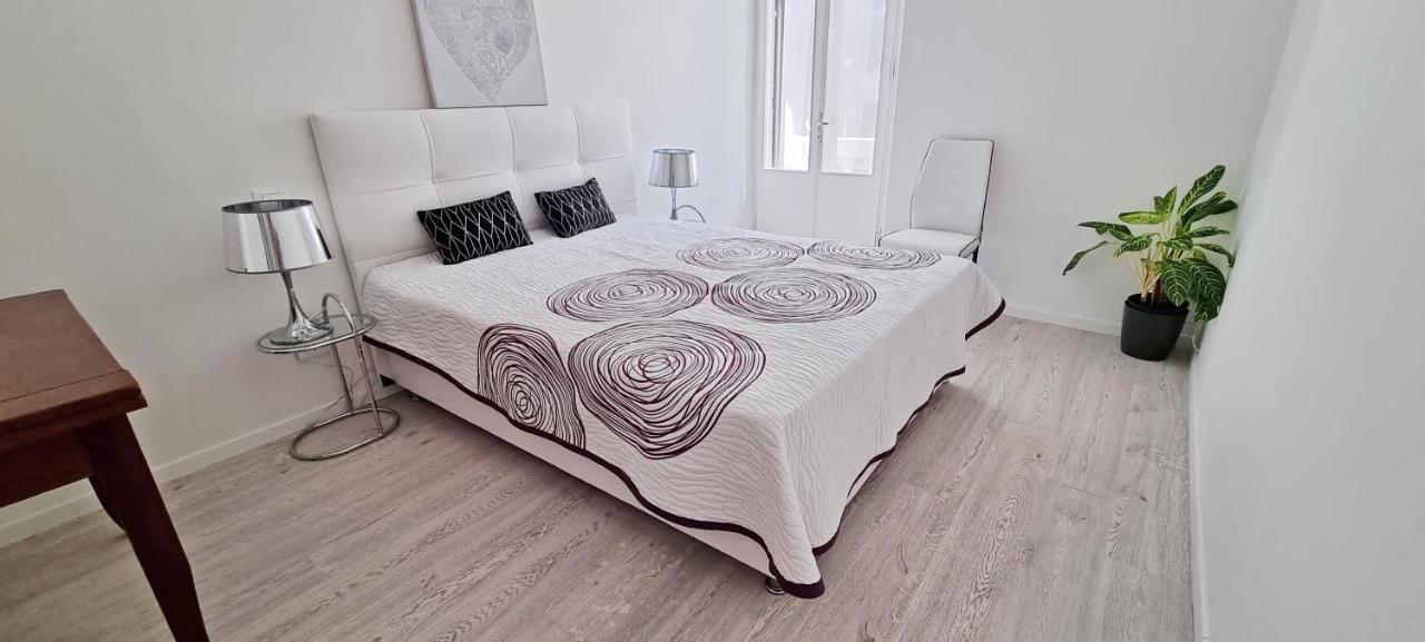 Casa Bianca - 2 Bedroom Design Apartment Триест Екстериор снимка