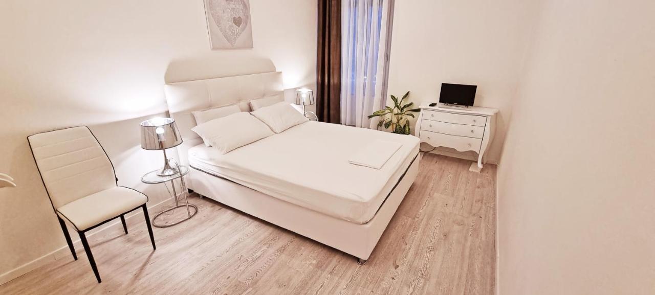 Casa Bianca - 2 Bedroom Design Apartment Триест Екстериор снимка