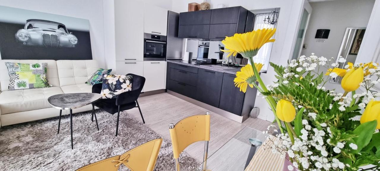 Casa Bianca - 2 Bedroom Design Apartment Триест Екстериор снимка
